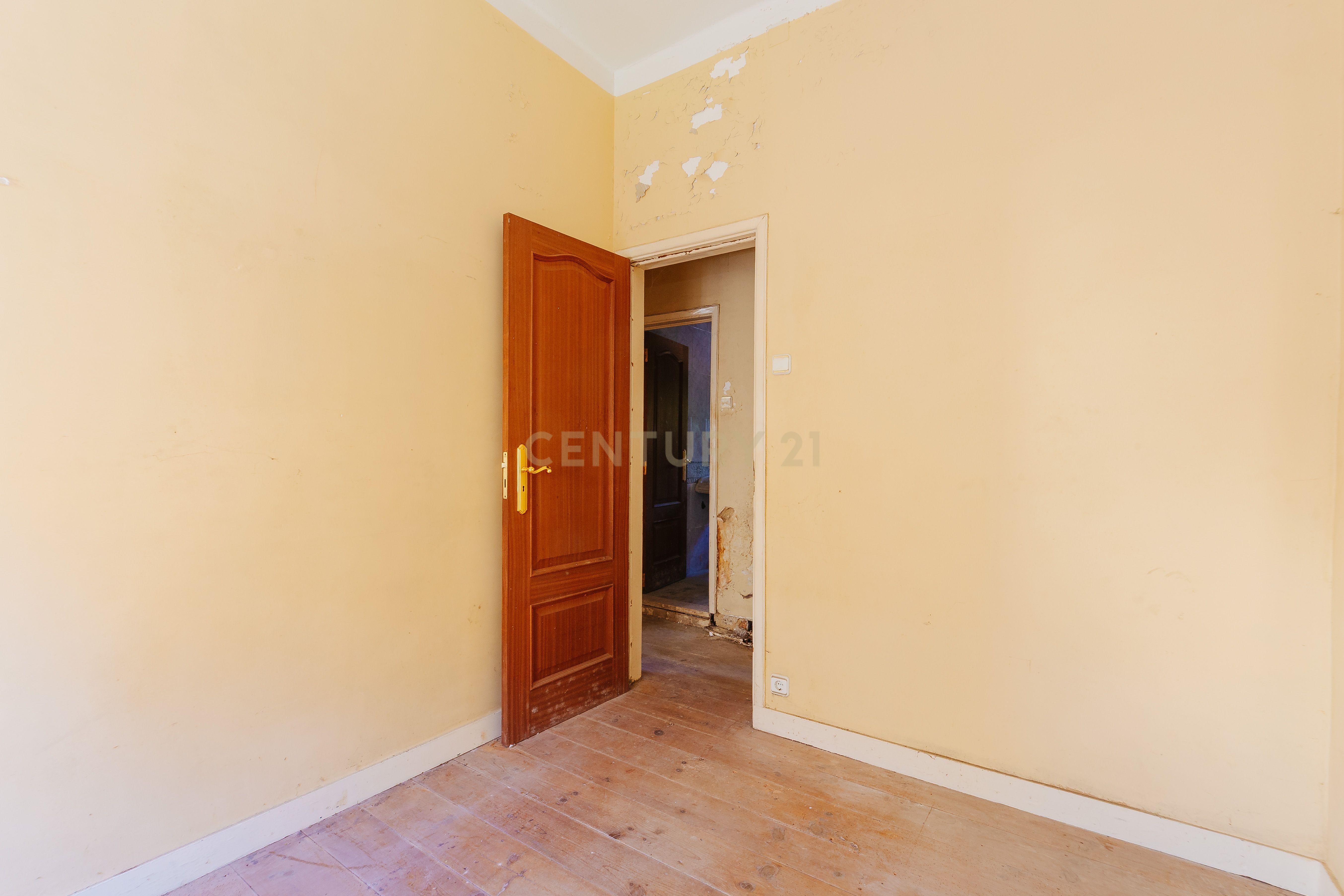 Fotografia 8 de Apartamento T3 para Remodelação com Terraço | Alvito | Lisboa