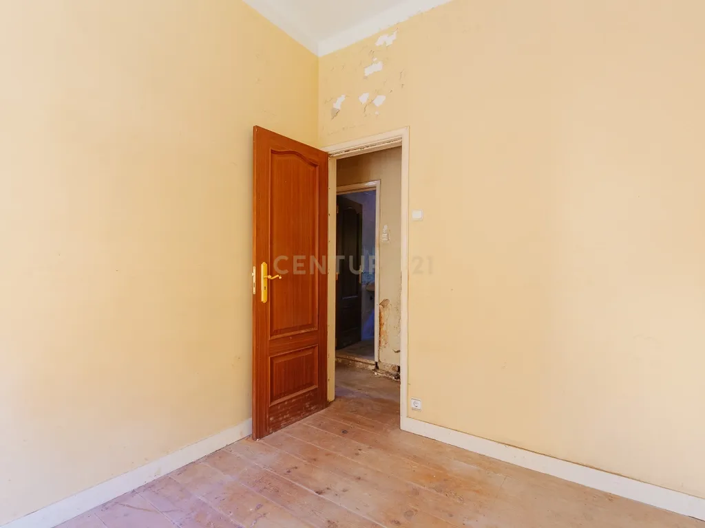 Apartamento T3 para Remodelação com Terraço | Alvito | Lisboa - Image 8