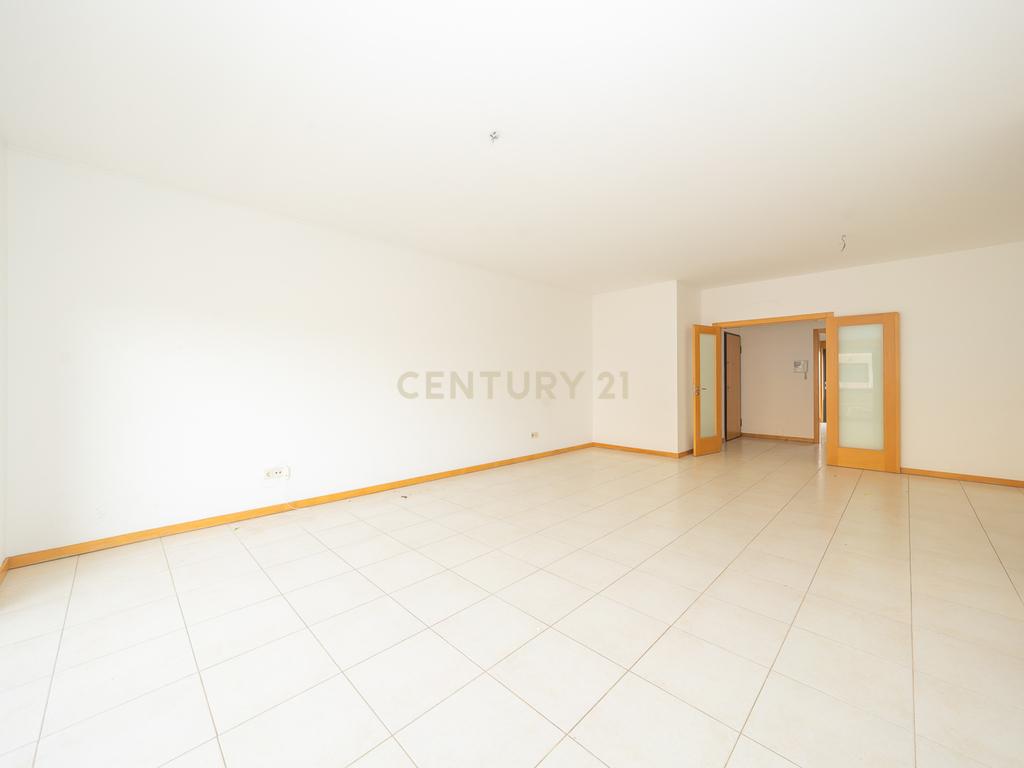 Apartamento T3 com Duas Varandas, Garagem Box e Lugar de estacionamento na Vila Serena, Pinhal Novo - Image 4