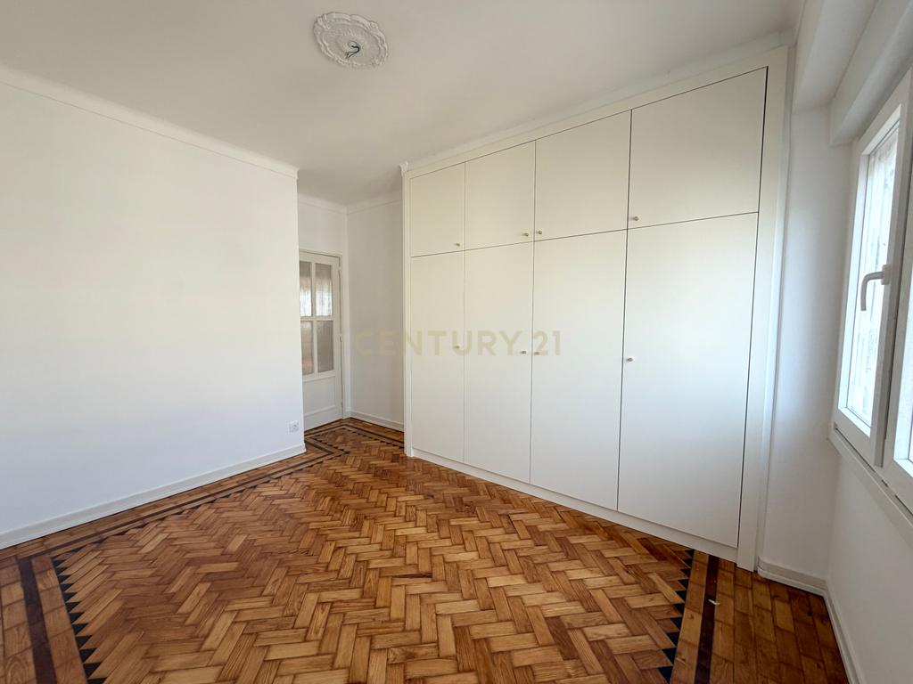 T3+1 Totalmente Remodelado para Arrendamento em Alvalade - Image 20