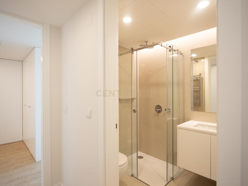 Apartamento T2 com estacionamento e piscina - Areeiro - Image 13