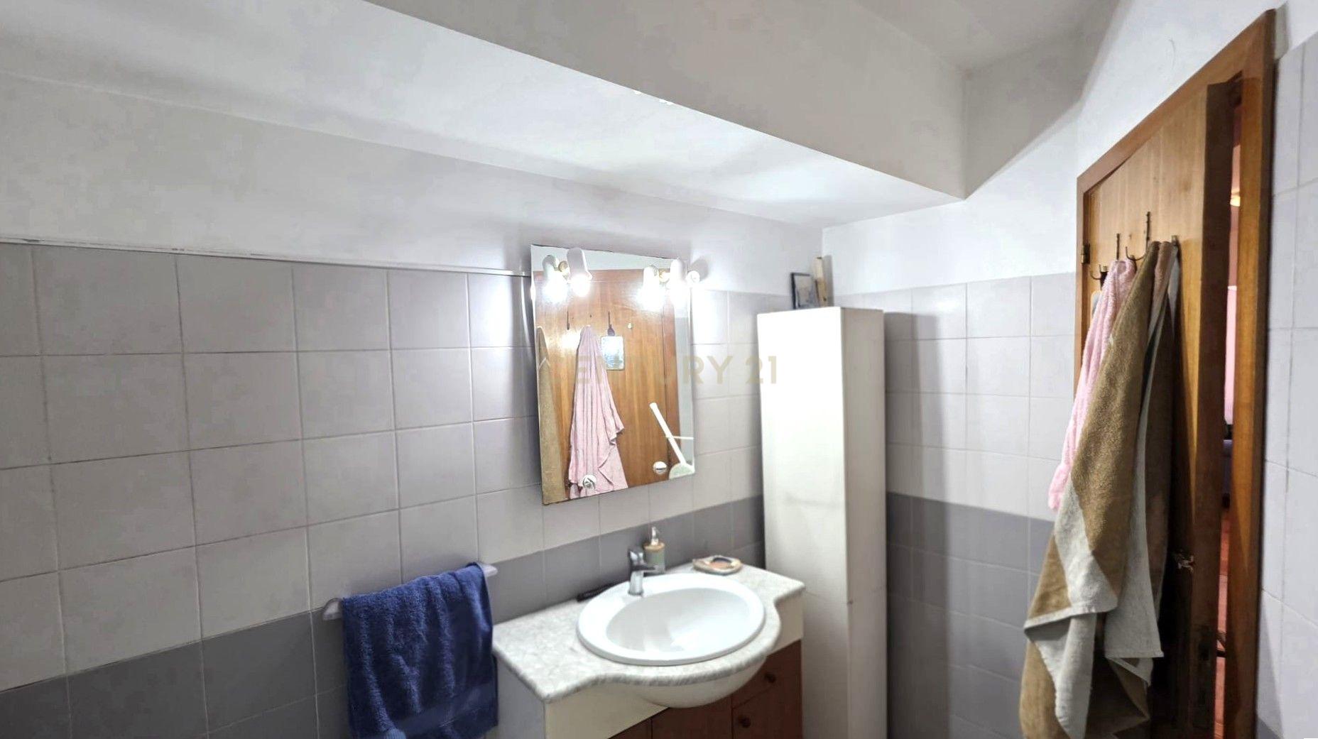 Fotografia 9 de Apartamento T2  no Pragal / Monte Caparica com 2 elevadores e ótimo acesso de entrada  ( mobilidade reduzida ) próximo da fertagus no Pragal e Praias