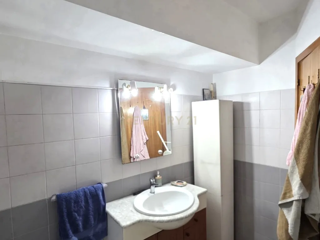 Apartamento T2 no Pragal / Monte Caparica com 2 elevadores e ótimo acesso de entrada ( mobilidade reduzida ) próximo da fertagus no Pragal e Praias - Image 9