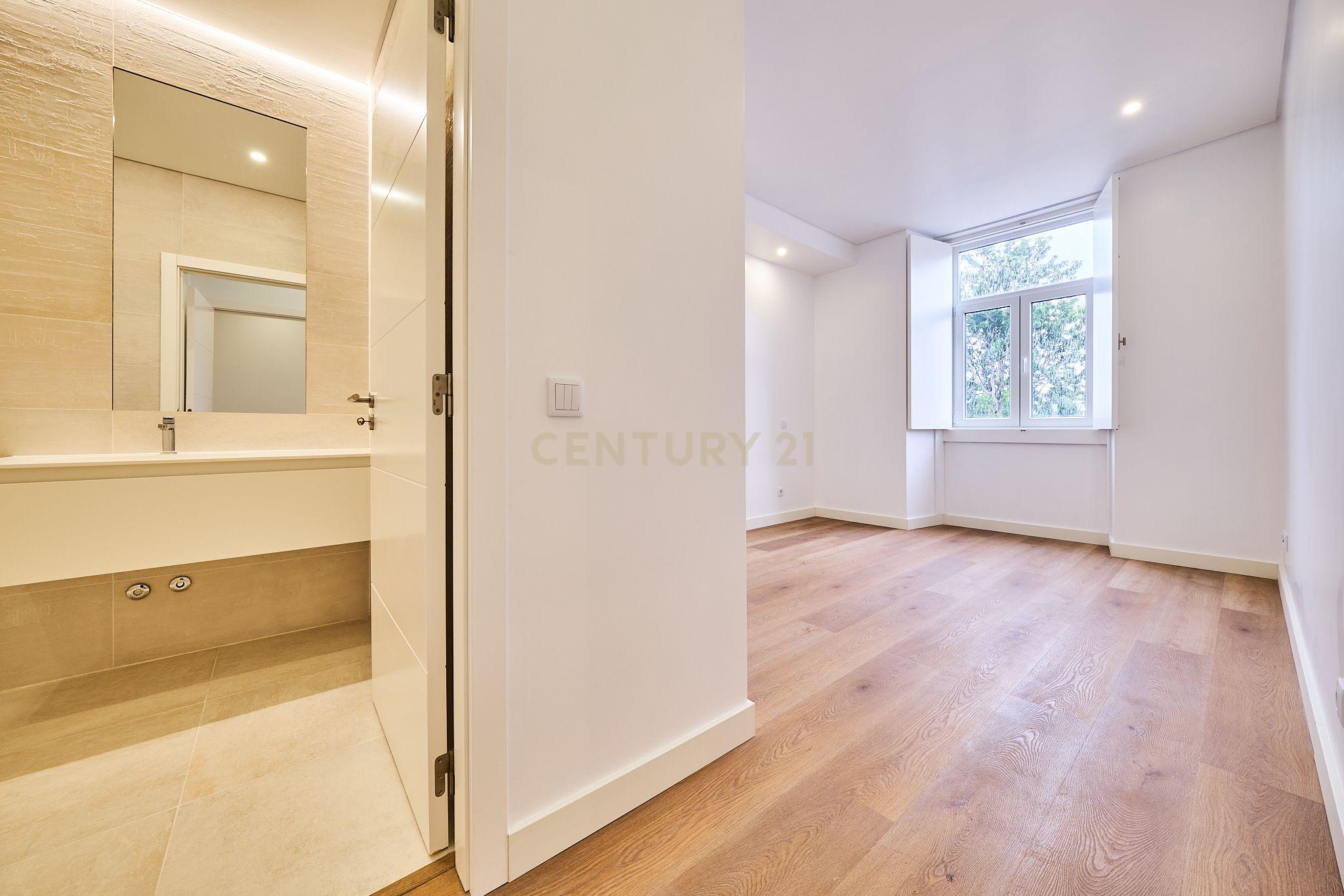 Fotografia 10 de Apartamento T2 de Prestígio Totalmente Renovado na Avenida Luísa Todi – Setúbal