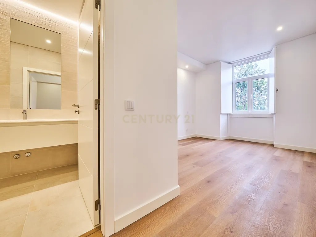 Apartamento T2 de Prestígio Totalmente Renovado na Avenida Luísa Todi – Setúbal - Image 10