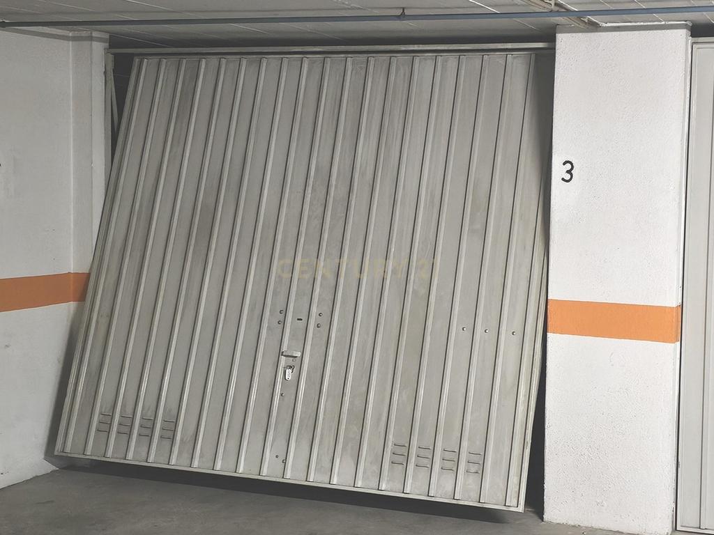 Oportunidade Única em Massamá – Garagem Ampla com Potencial de Oficina - Image 6