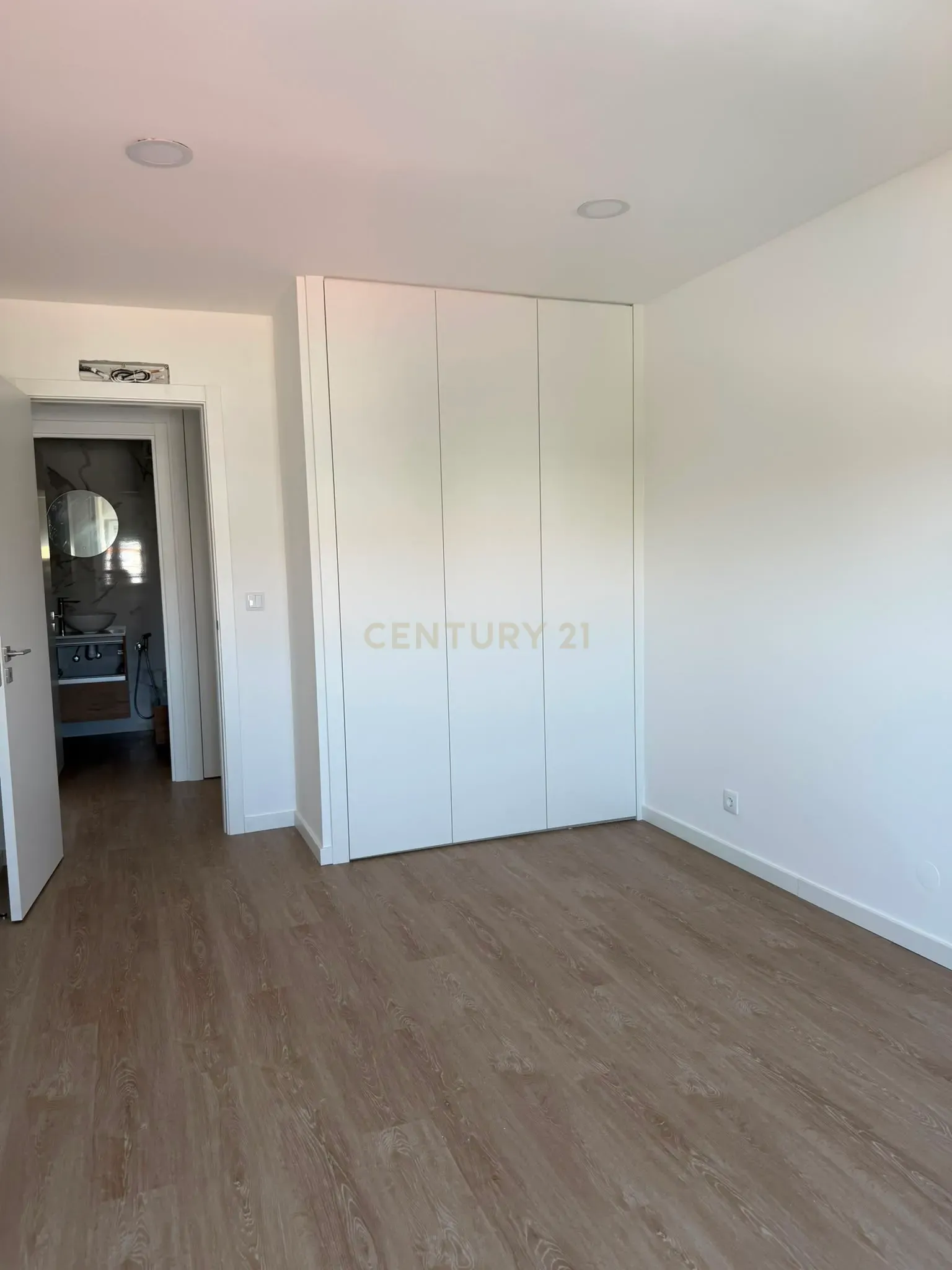 Fotografia 9 de T2 Totalmente remodelado em Massamá - Aceita se PERMUTA