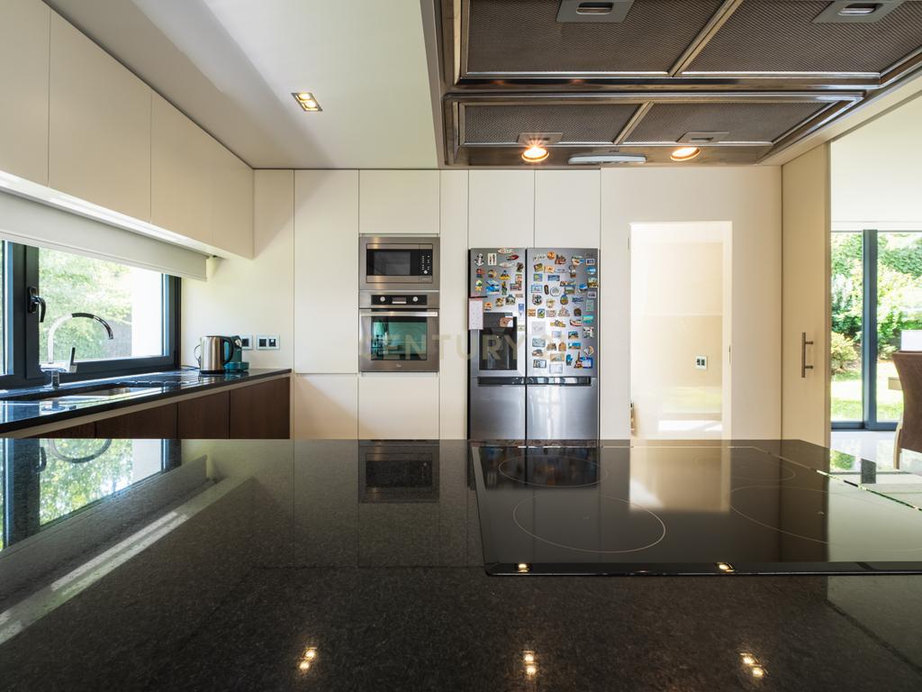 Luxuosa Moradia T4 com Piscina e Vista Panorâmica em Lousada - Image 11
