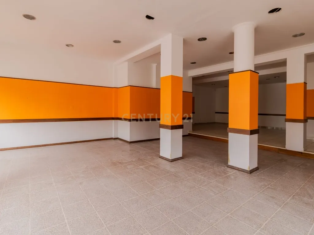 Moradia T3 + T1 + Espaço Comercial – Oportunidade Única no Centro da Vieira de Leiria - Image 12