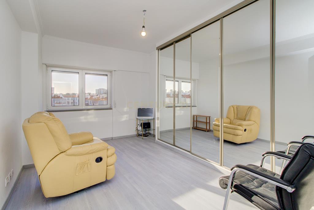 ARRENDA APARTAMENTO T2 -86 M2- COM ELEVADOR, EM MIRAFLORES, LINDA-A-VELHA - Image 7