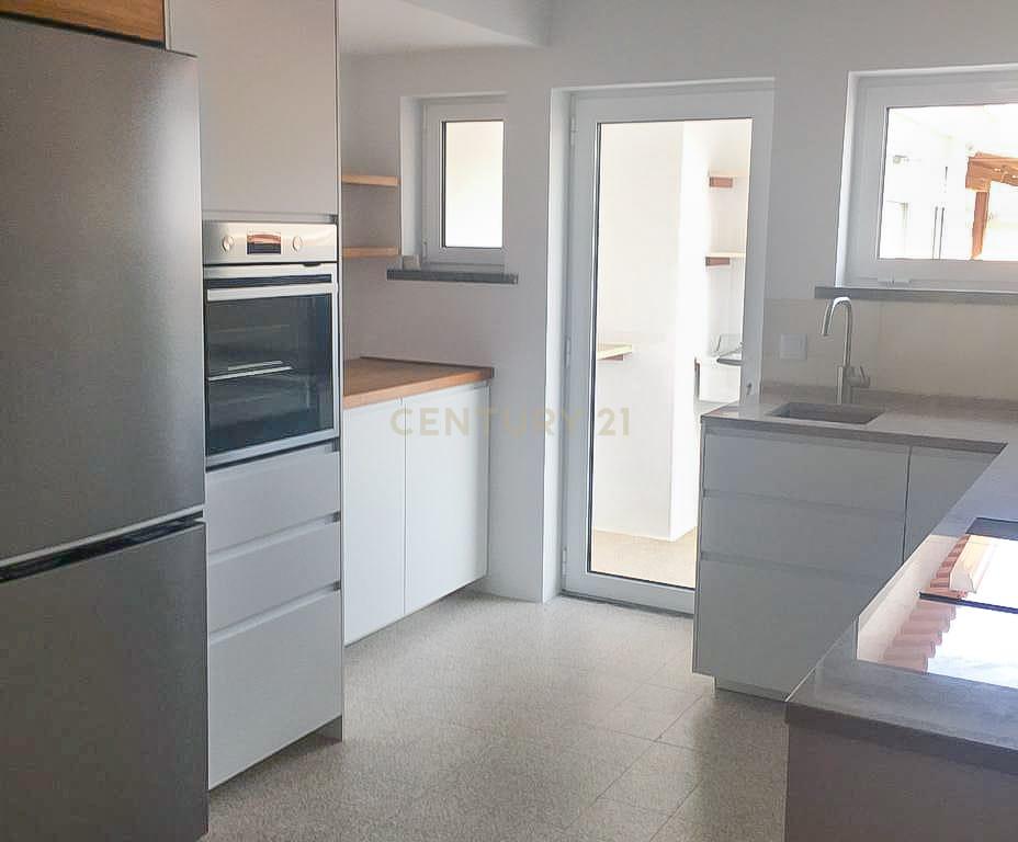 🏡 Moradia Geminada T2 Renovada para arrendamento no Livramento – Perto das Praias e de Lisboa - Image 6
