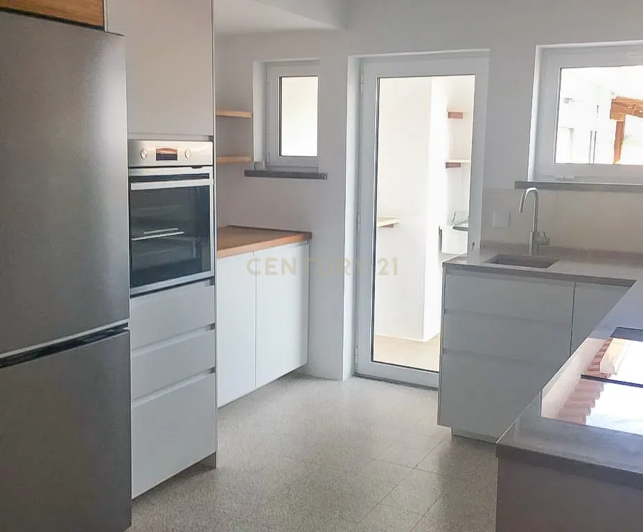 🏡 Moradia Geminada T2 Renovada para arrendamento no Livramento – Perto das Praias e de Lisboa - Image 6