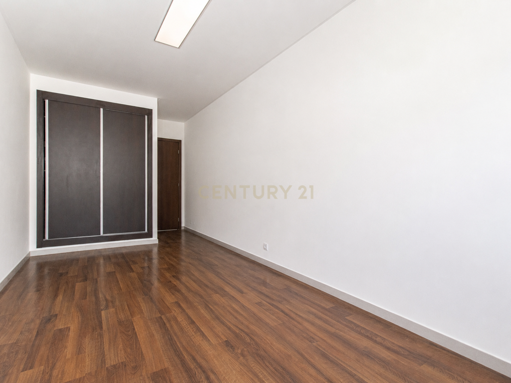 T4 Duplex Premium com Terraço / Arrecadação / 5 Lugares de Estacionamento / Marinha Grande - Image 33