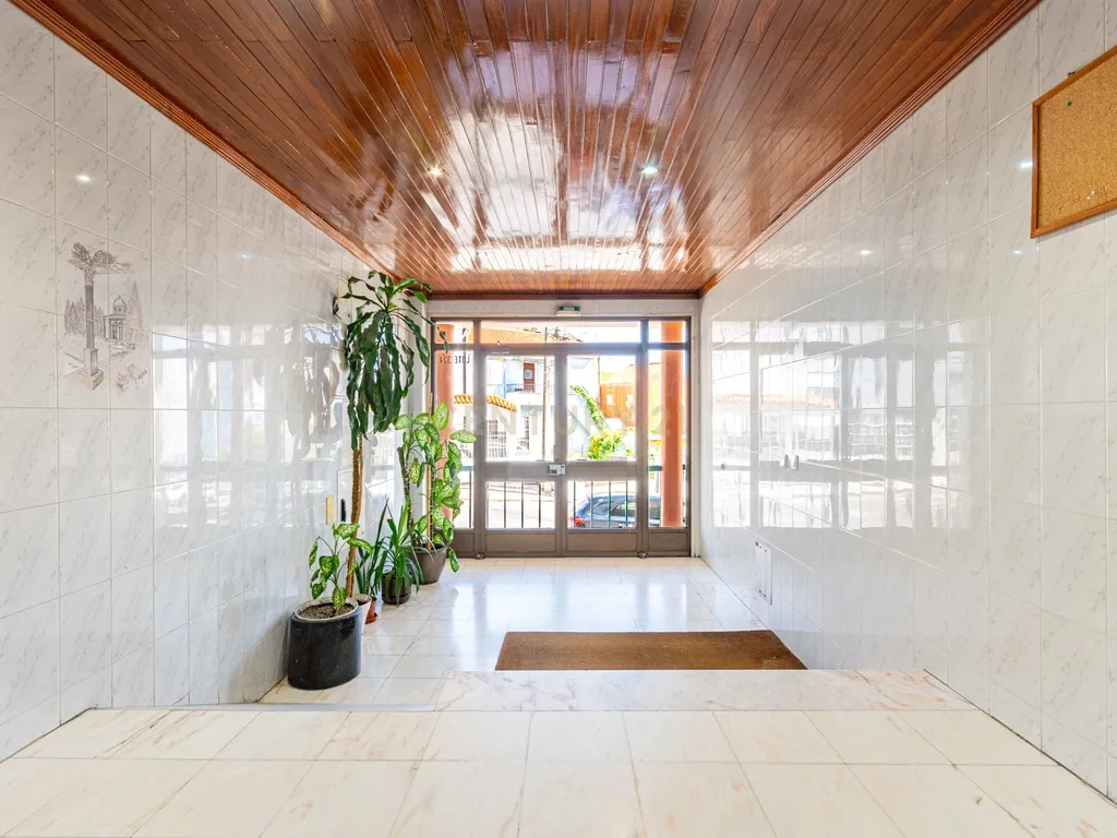 Apartamento T2 Espaçoso com Garagem Box e Arrecadação – Pedernais, Ramada - Image 19