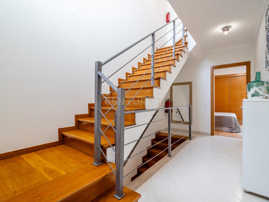 Moradia T2+1 geminada | Piscina - Garagem | Localização: Ferreiras, Centro - Image 26