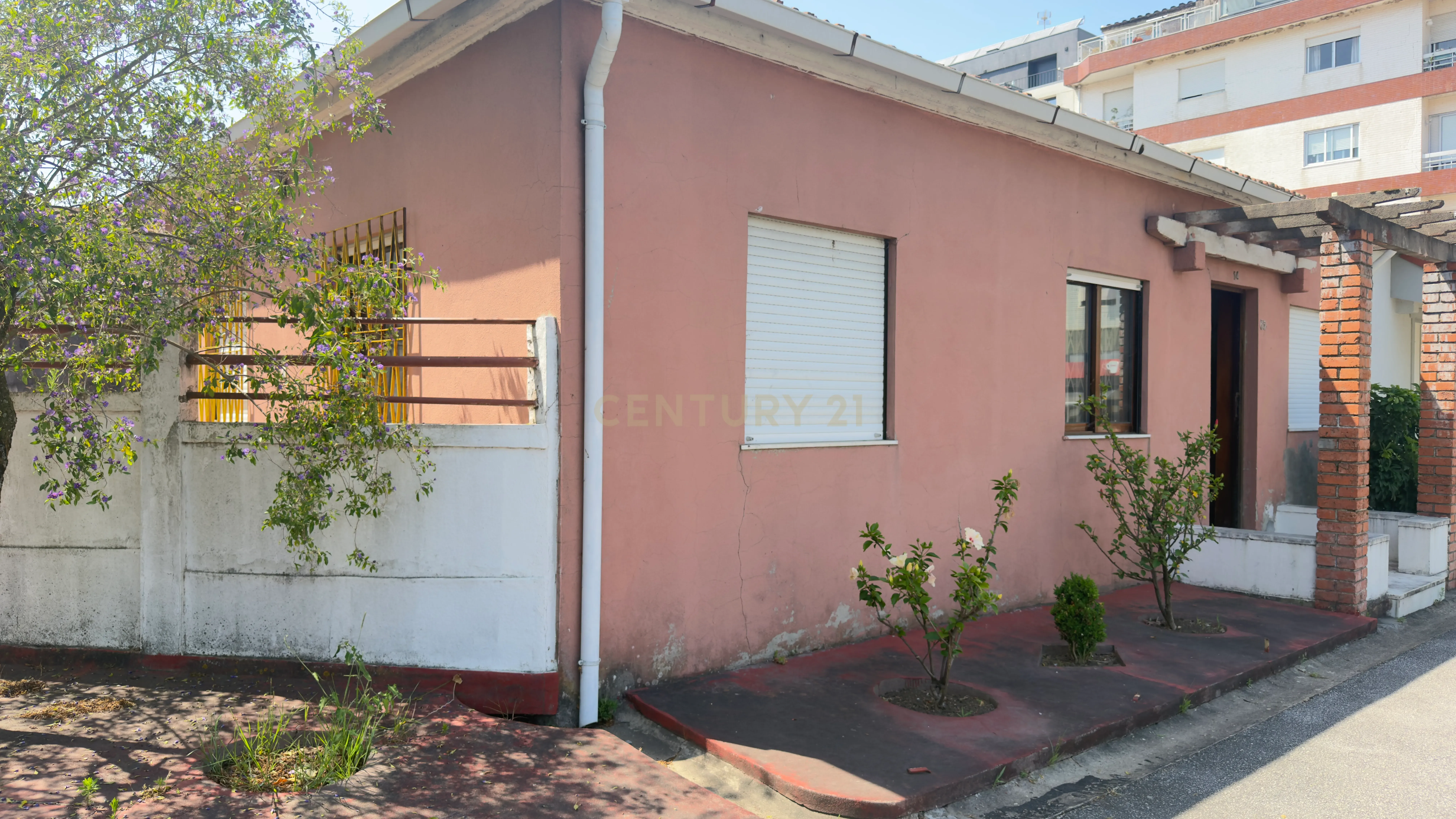 Fotografia 7 de Moradia T3 Térrea para Remodelação | Excelente Oportunidade de Investimento junto ao Hospital de São João
