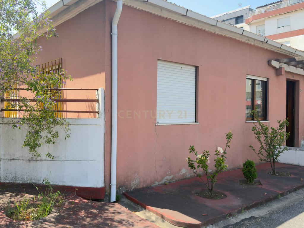Moradia T3 Térrea para Remodelação | Excelente Oportunidade de Investimento junto ao Hospital de São João - Image 7