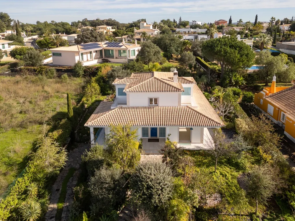 Vivenda exclusiva de construção moderna, 4 suítes, jardim imersivo com lago e viabilidade para piscina. - Image 1