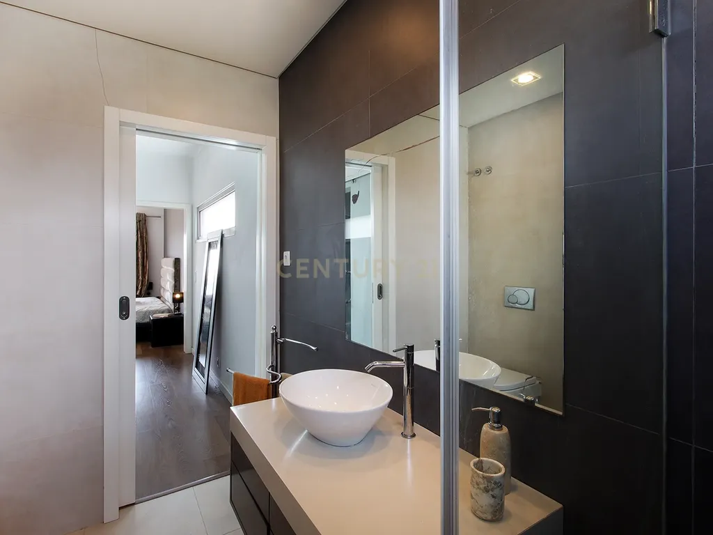 Moradia Isolada T4 Moderna com Piscina Privada, Jardim e Garagem Ampla na Pontinha - Image 27