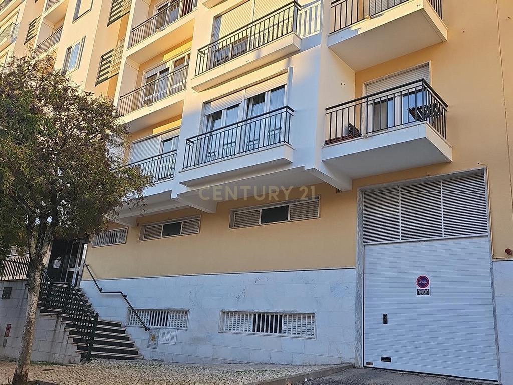 Oportunidade Única em Massamá – Garagem Ampla com Potencial de Oficina - Image 1
