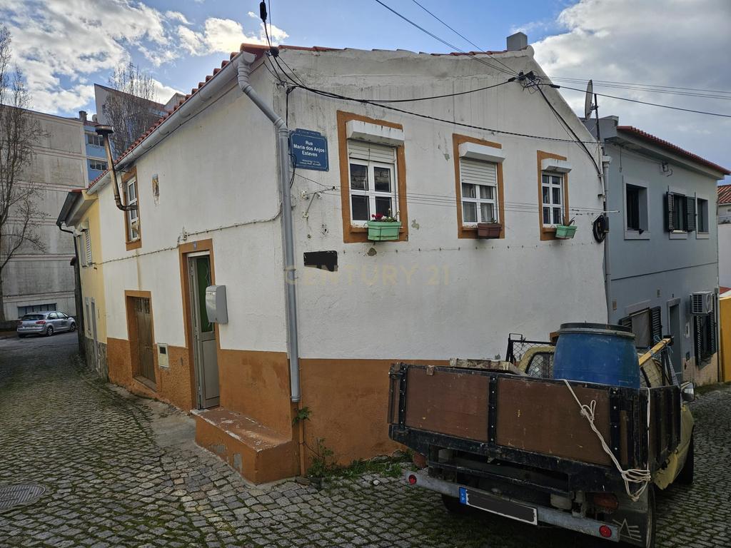 Moradia Acolhedora T2 em São João da Pesqueira - Image 1