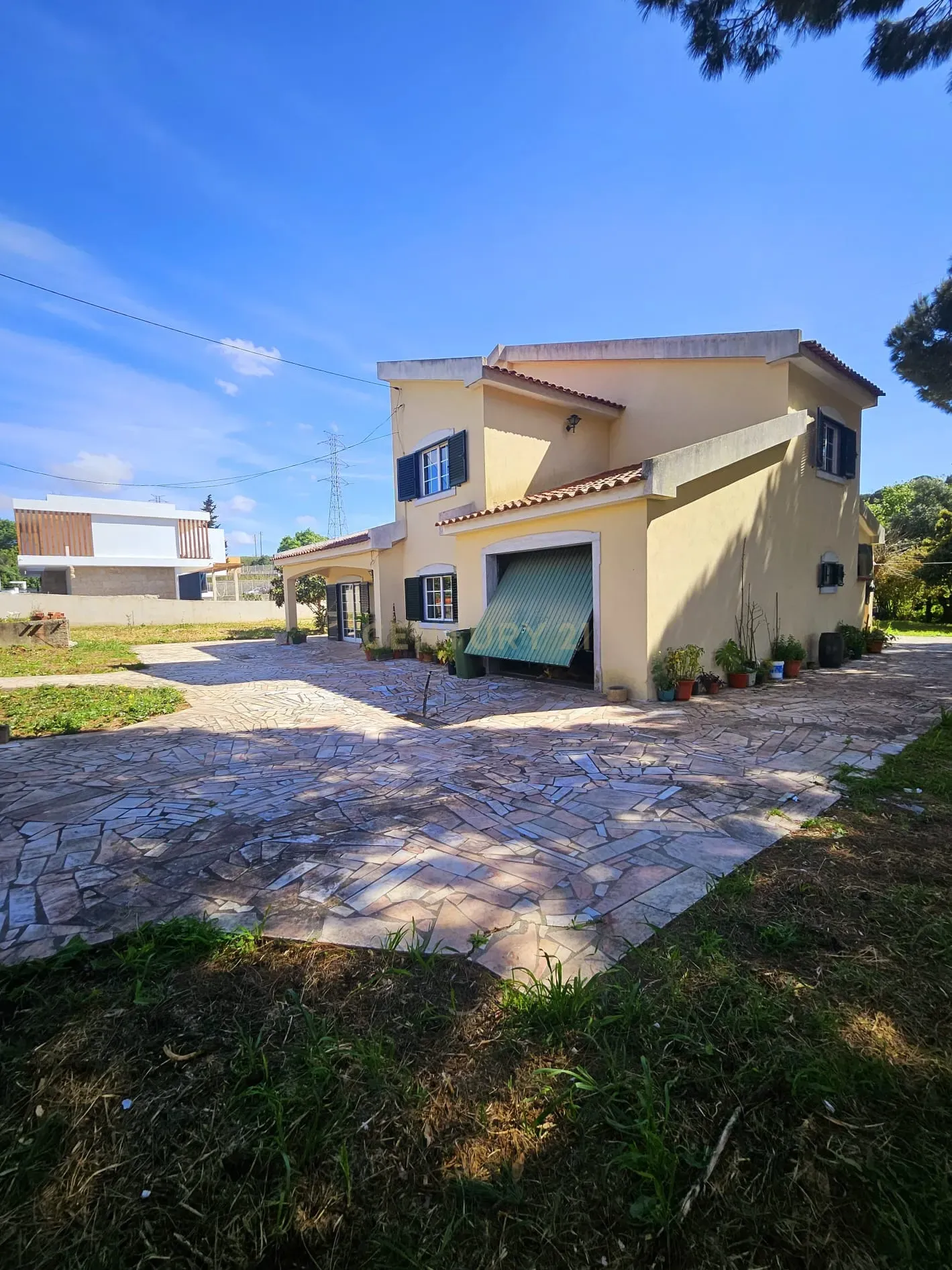 Moradia Unifamiliar T4 com Vista Desafogada e Grande Lote de Terreno na Quinta da Condessa - Image 40
