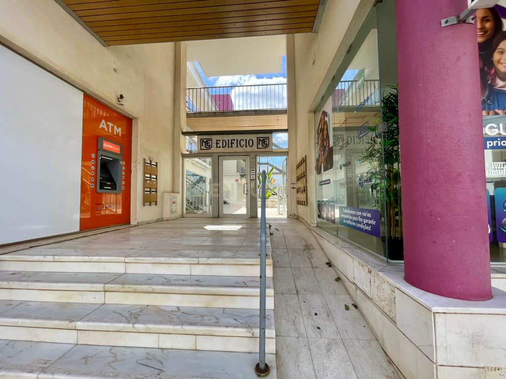 AMPLA LOJA SITUADA NO CENTRO DA GUIA EM ALBUFEIRA - Image 2