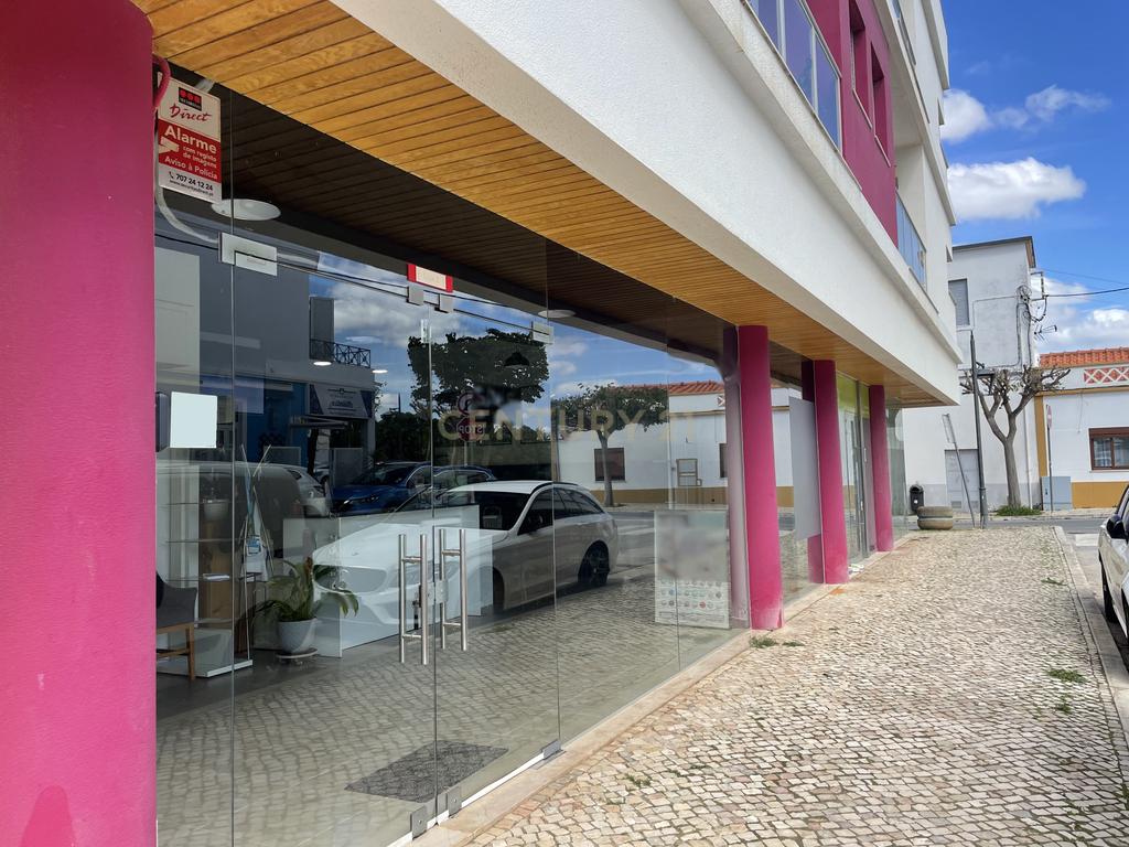 AMPLA LOJA SITUADA NO CENTRO DA GUIA EM ALBUFEIRA - Image 1