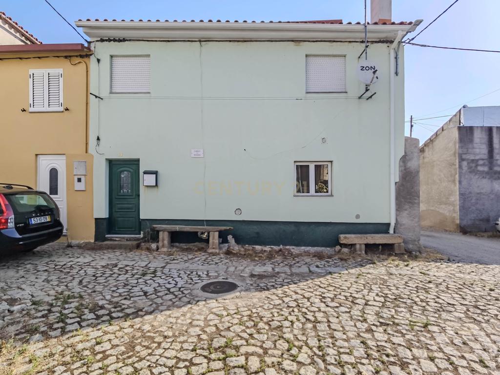 Moradia T2 com 70 m² localizada em Foz Côa, no Largo do Rossio, em pleno Alto Douro Vinhateiro. - Image 13