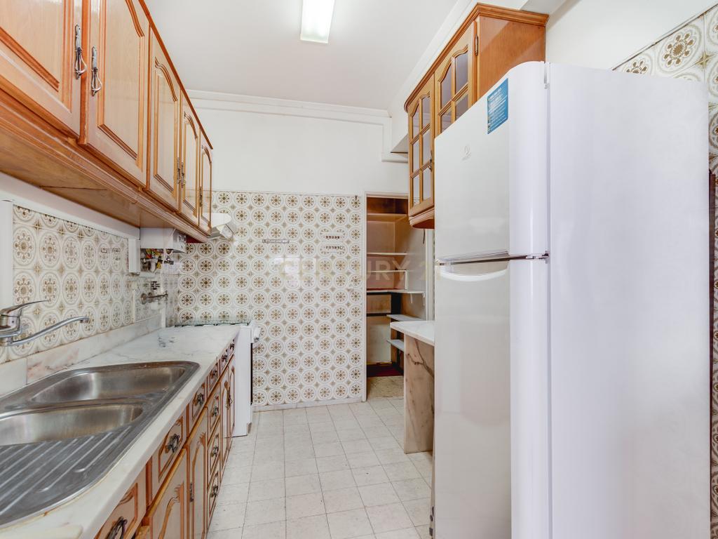 Apartamento T4 com Boas Áreas - Prt Av. Cidade Lourenço Marques - Olivais - Image 19