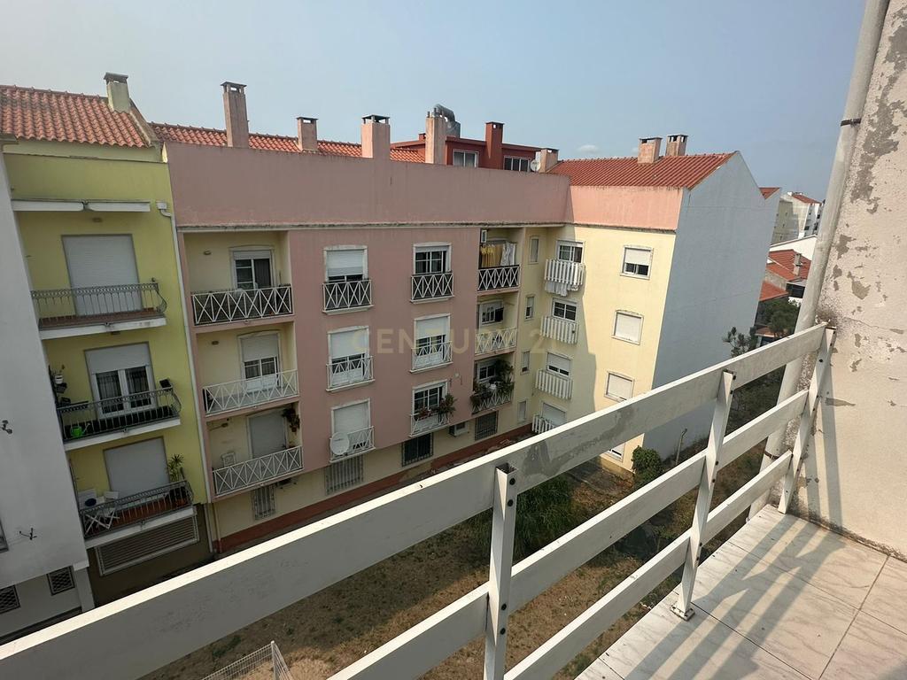 Apartamento T2 com Varanda, na Quinta do Conde - Image 18