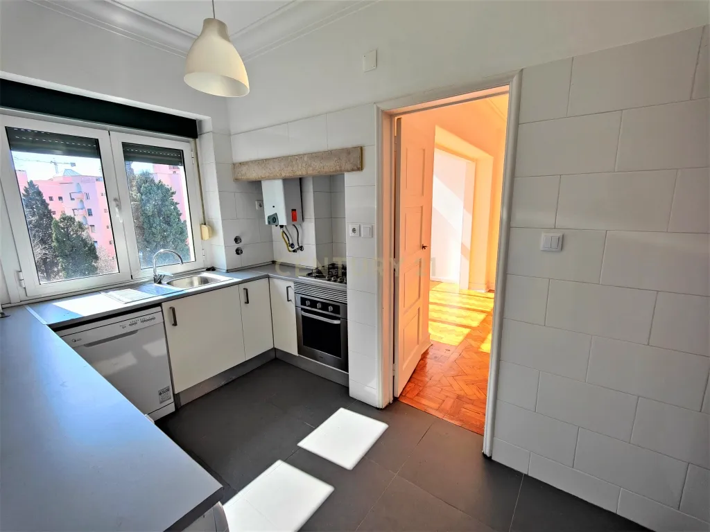 Apartamento T3+1 duplex com vista desafogada e muita luz Natural á Praça de Londres - Image 15