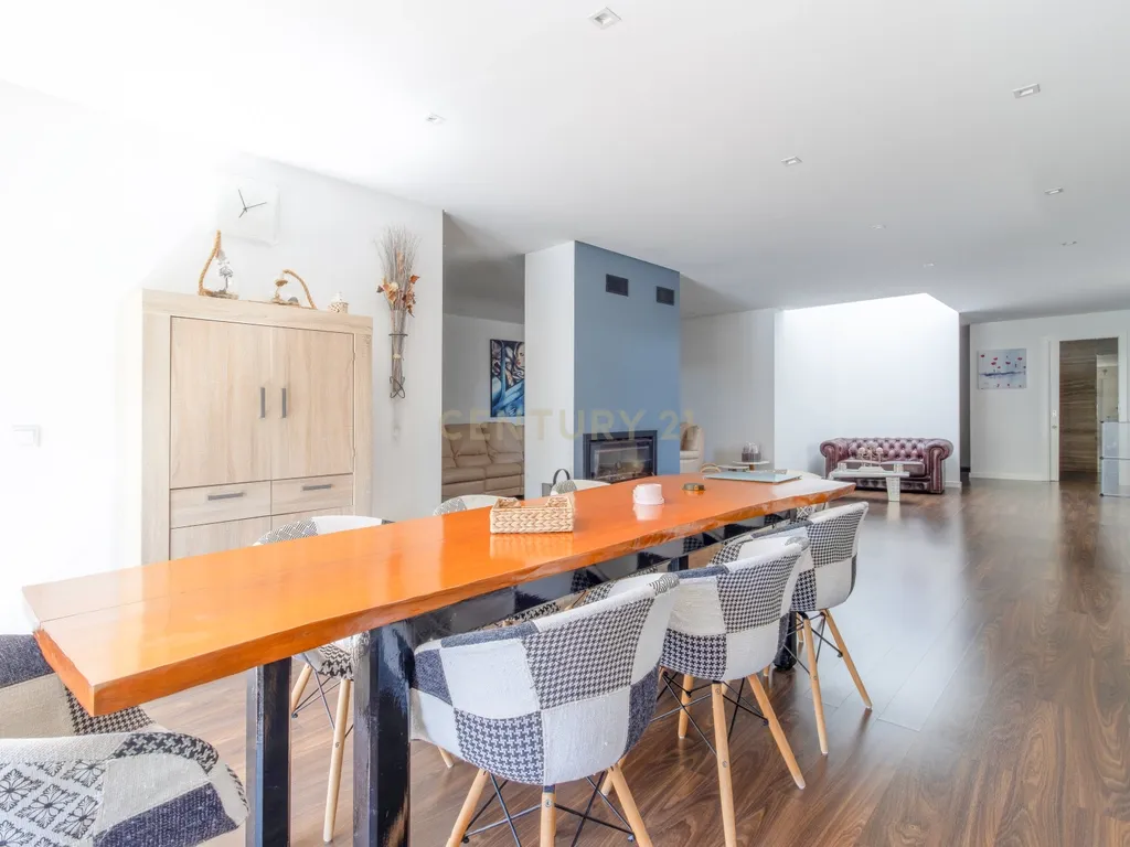 Casa de Luxo com Jardim Piscina e Jacuzzi na Marinha Grande - Image 9