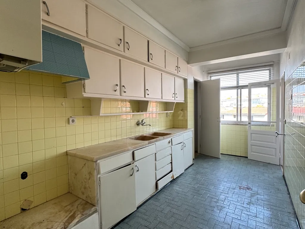 Apartamento T4 em Almada em frente ao metro de superfície! - Image 1