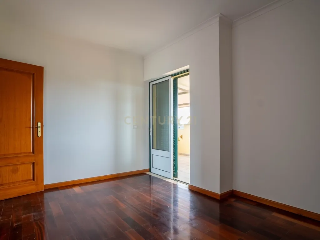 Moradia T5 - C/ terreno - Excelente estado - Image 47