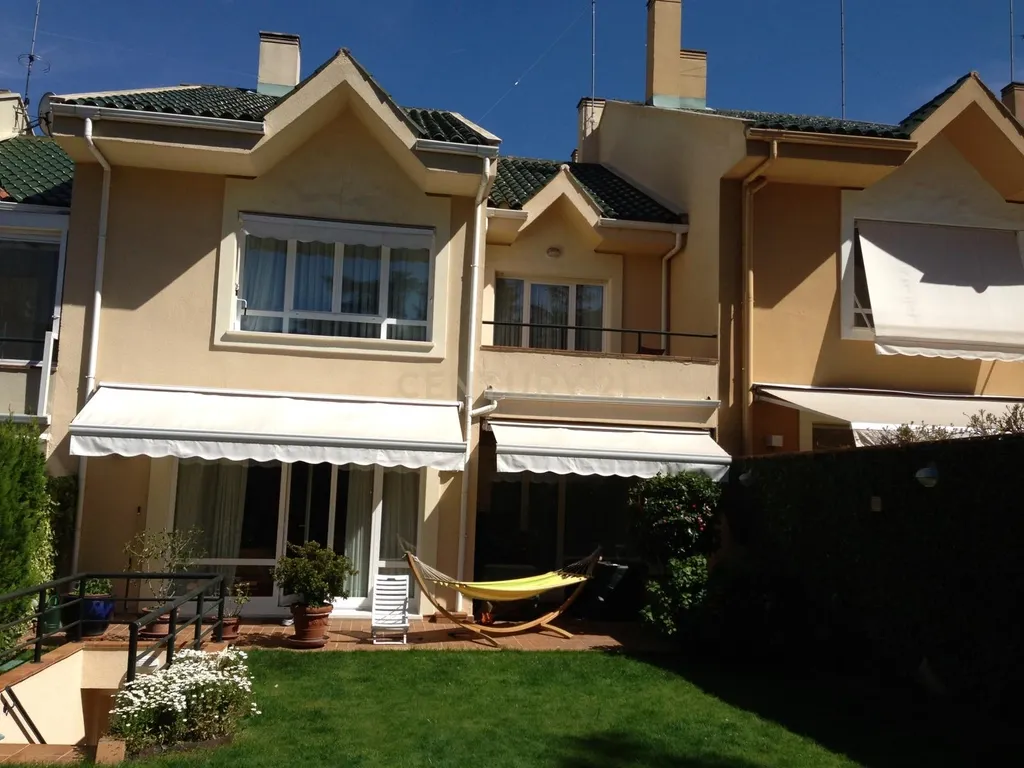 Luxuosa Moradia Renovada em Madrid com Vista para a Cidade - Image 77