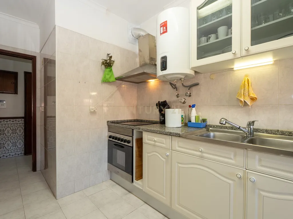 Apartamento de tipologia T2, com varanda, 1 wc e arrecadação, localizado em Agualva – Cacém, inserido em prédio de construção de 1996. - Image 18