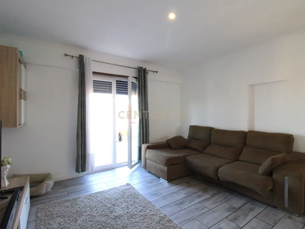 Espetacular Moradia T5 no Casal Do Marco com Garagem - Image 11