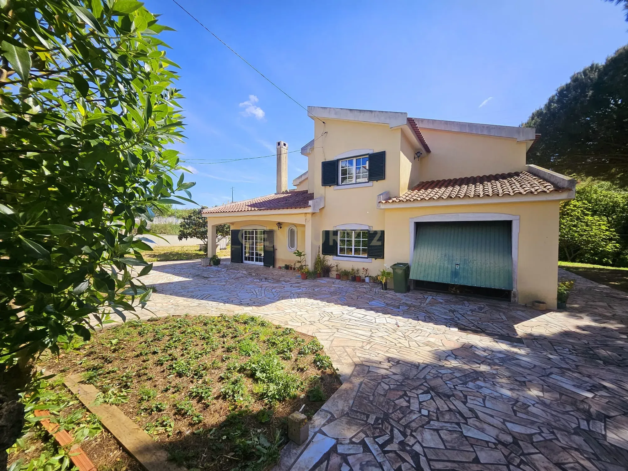 Moradia Unifamiliar T4 com Vista Desafogada e Grande Lote de Terreno na Quinta da Condessa - Image 56