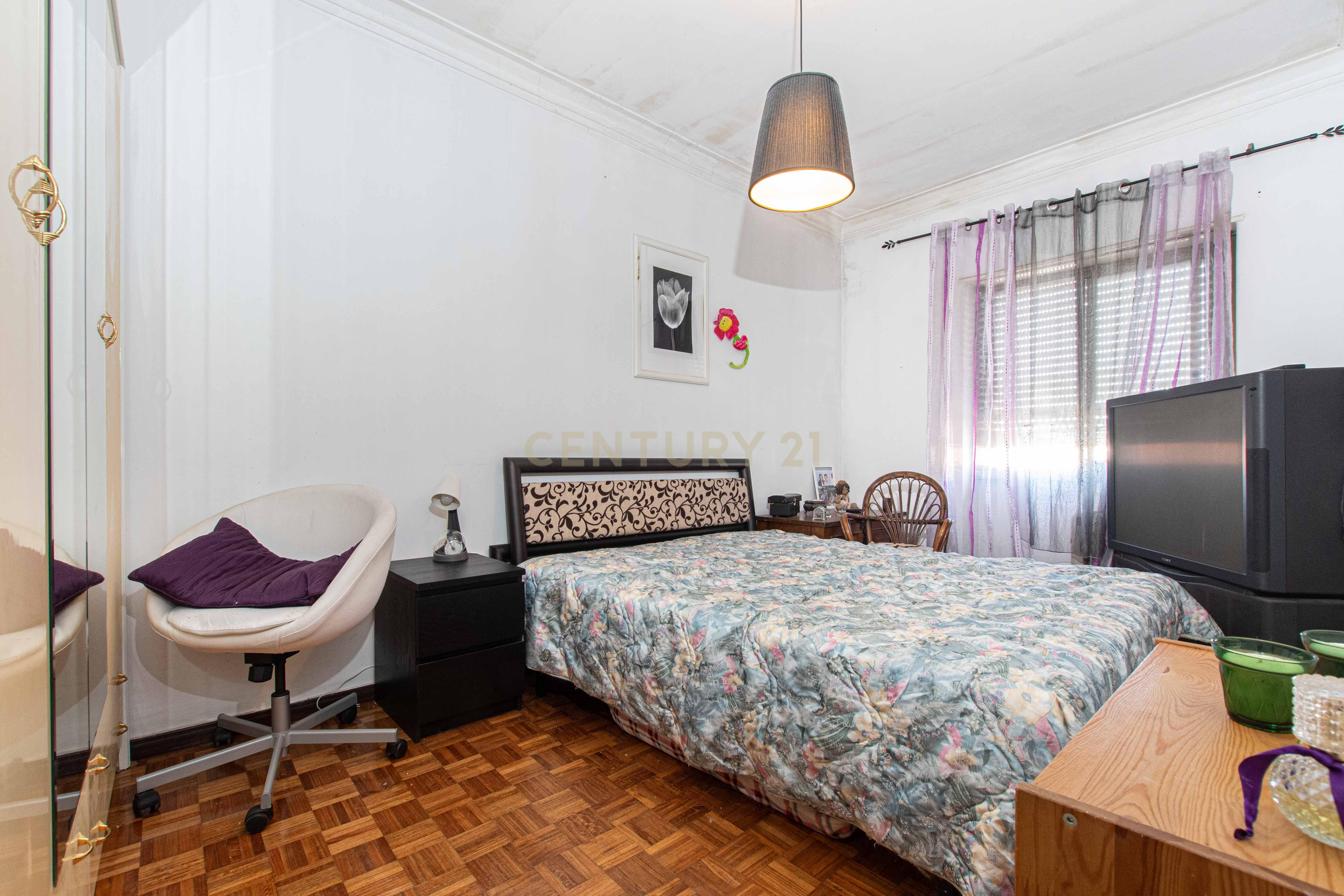 Fotografia 8 de Oportunidade de Investimento | Apartamento T3 convertido em T2 | Olival Basto