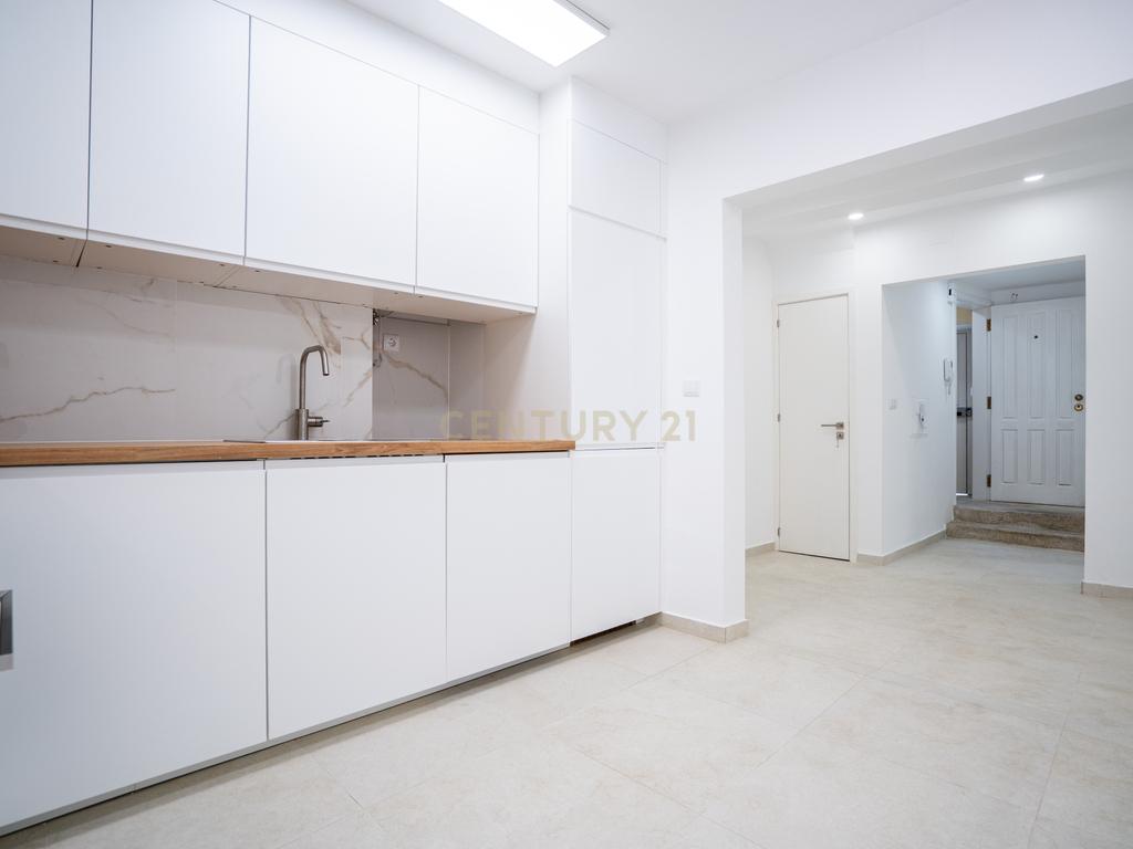 Apartamento T2 RC, Rua do Mato Grosso, Santa Engrácia, São Vicente - Image 3