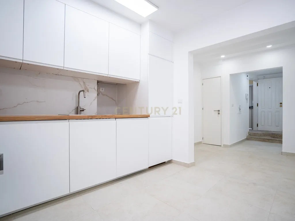 Apartamento T2 RC, Rua do Mato Grosso, Santa Engrácia, São Vicente - Image 3