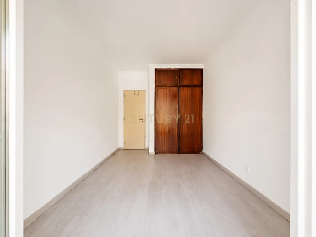 Apartamento T3 com Excelente Localização em Agualva-Cacém - Image 25