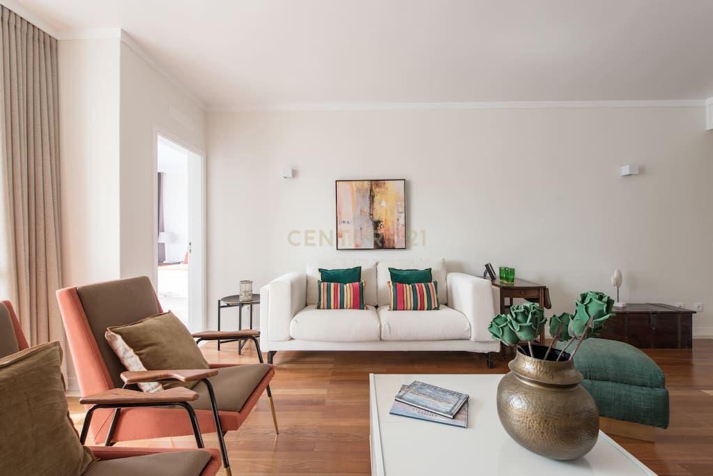 Apartamento T3 Renovado para Arrendamento no Edifício Navegador – Cascais - Image 2