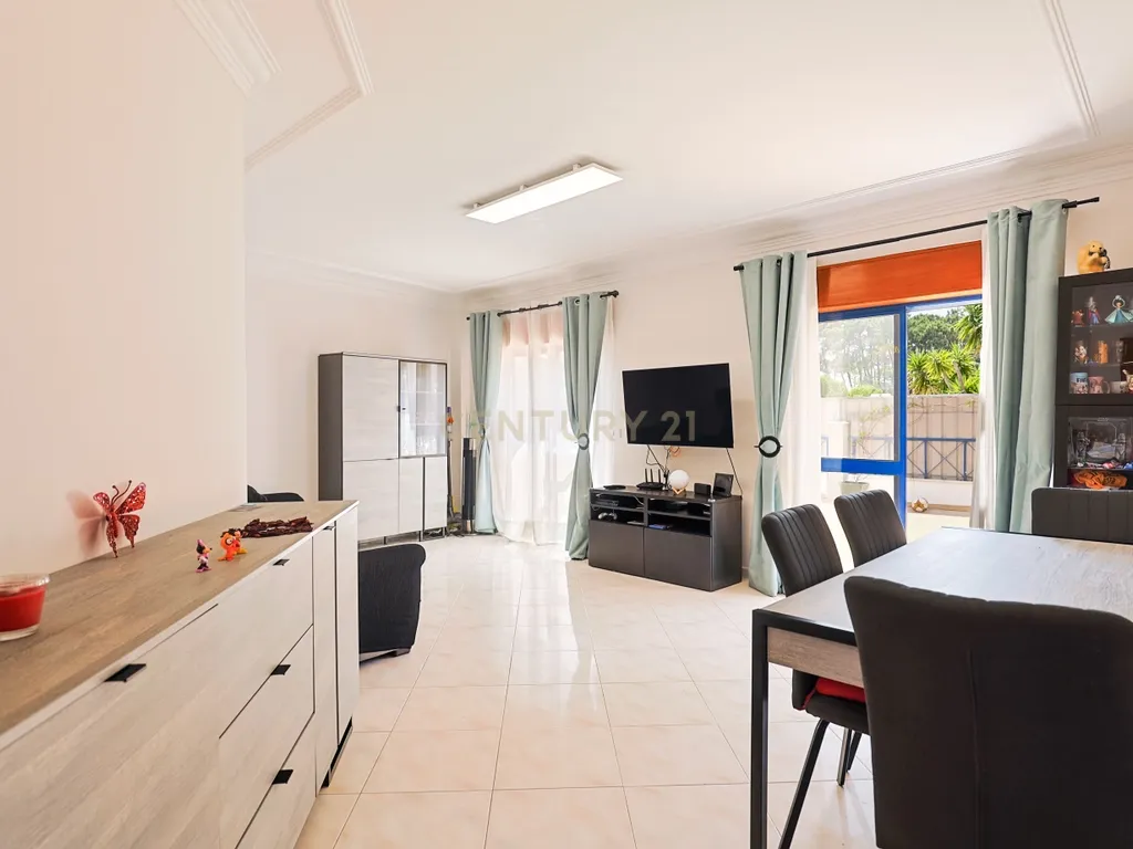 Apartamento T2 nas Quintinhas, Charneca de Caparica, com Terraço e Garagem - Image 1