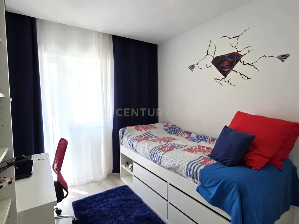 Apartamento T4 agora T3 em Almada transportes á porta # Negociável # - Image 16