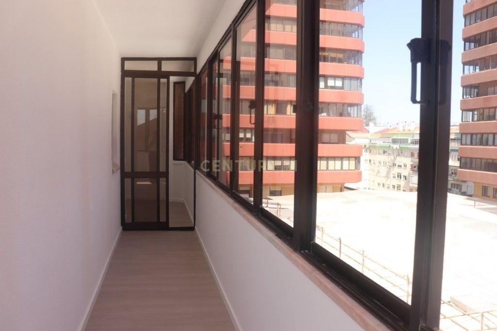 Fotografia 10 de Apartamento Renovado T2 em Oeiras com Vista Atraente