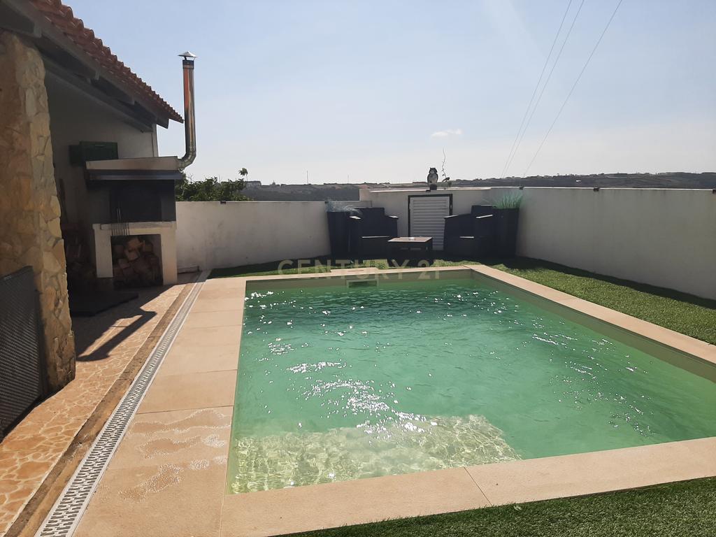 Moradia  T3 na  Lourinhã com Piscina  Garagem e Churrasqueira - Image 31