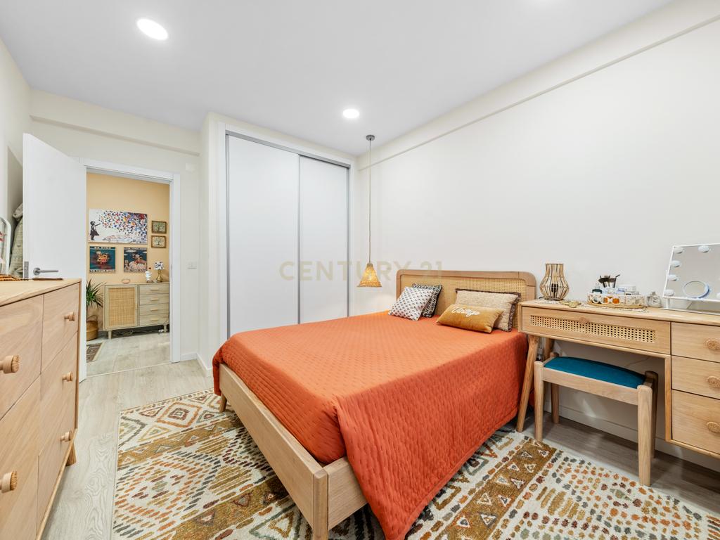 Espaçoso T3 Remodelado com Vista Rio em Cacilhas (+ Opção de Garagem BOX) - Image 14
