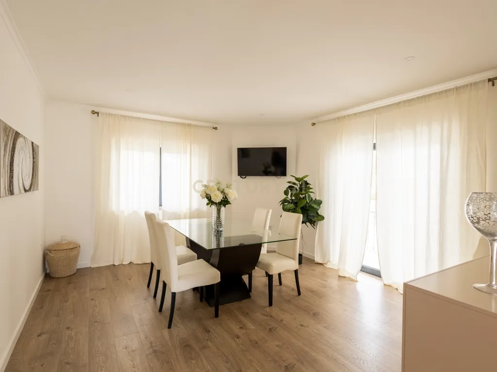 Moradia de Sonho na Charneca da Caparica – Elegância, Conforto e Localização Privilegiada - Image 25